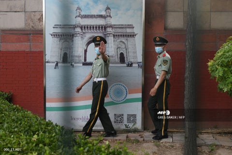 Dos oficiales chinos fuera de la embajada de India en Pekín