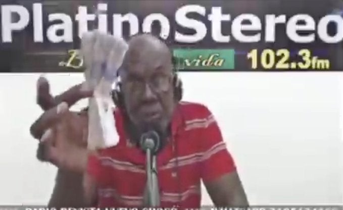 El periodista mostró el dinero en una transmisión en vivo de Platino Stéreo.