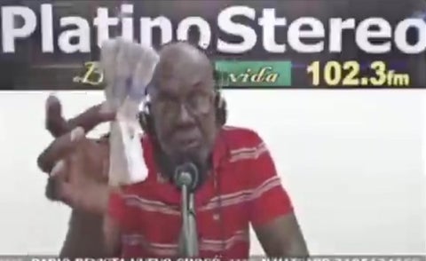El periodista mostró el dinero en una transmisión en vivo de Platino Stéreo.
