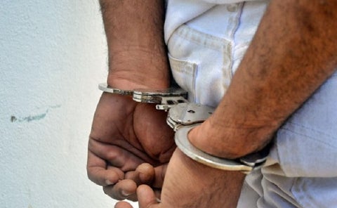 Esposado / detenido