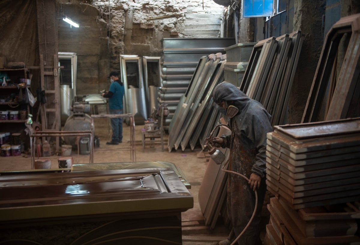 Fabricantes de ataúdes ganan mucho dinero gracias al coronavirus