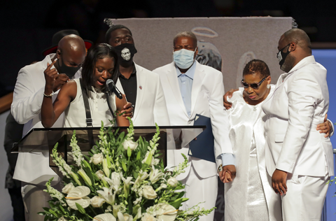 Familia de George Floyd en su funeral en Houston