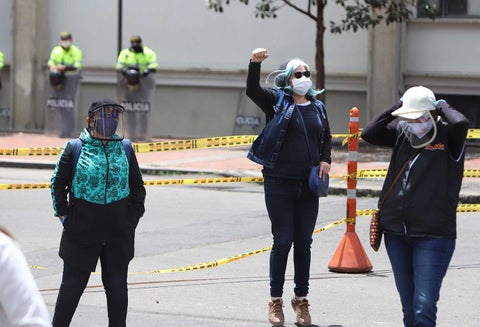 Maestros protestaron en las afueras del Ministerio de Educación.