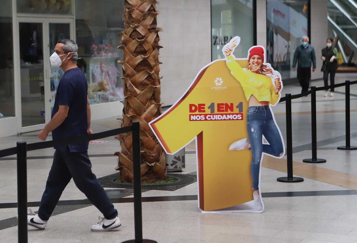 Ciudadanos comenzaron a llegar nuevamente a los centros comerciales, que reabren sus puertas.