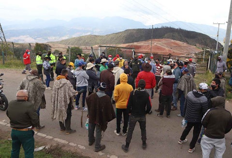 Habitantes de El Mochuelo protestan en las afueras del relleno de Doña Juana, en Bogotá.