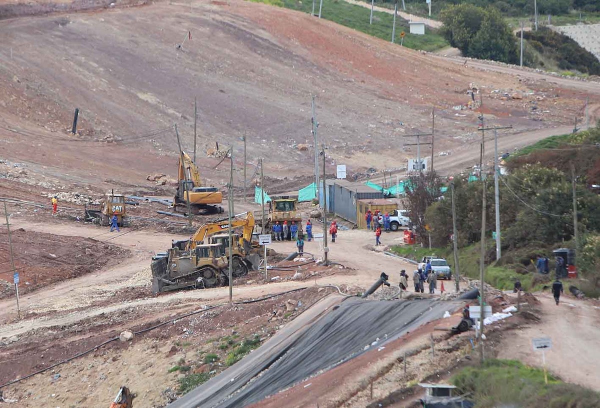 Habitantes de El Mochuelo protestan en las afueras del relleno de Doña Juana, en Bogotá.