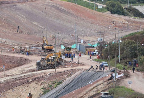 Habitantes de El Mochuelo protestan en las afueras del relleno de Doña Juana, en Bogotá.