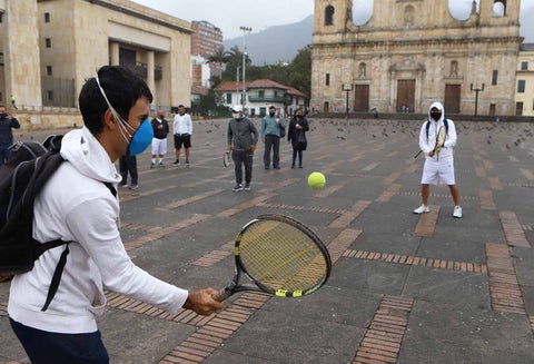 Entrenadores de tenis protestaron en la Plaza de Bolpivar pidiendo que se reactive este deporte.