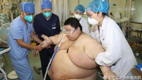 Zhou siendo atendido por el personal médico