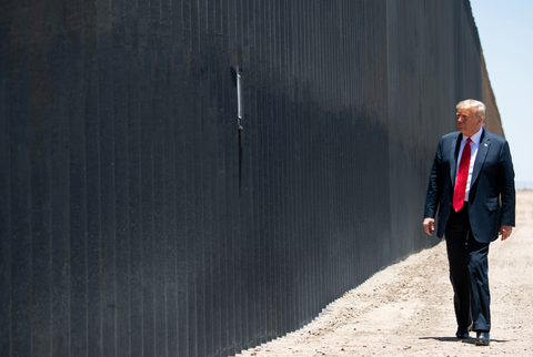 Donald Trump junto al muro fronterizo entre EE.UU. y México
