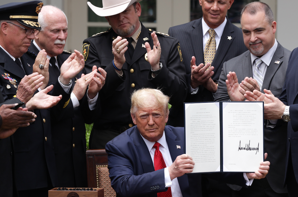 Donald Trump firma decreto para incentivar buenas prácticas en la policía