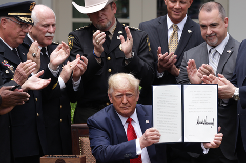 Donald Trump firma decreto para incentivar buenas prácticas en la policía