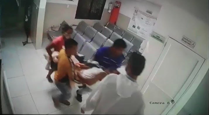 Familiares se llevan cadáver de paciente con COVID-19.