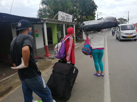 Migrantes venezolanos caminan