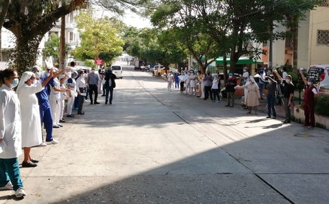 Los compañeros recibieron al médico con una calle de honor.