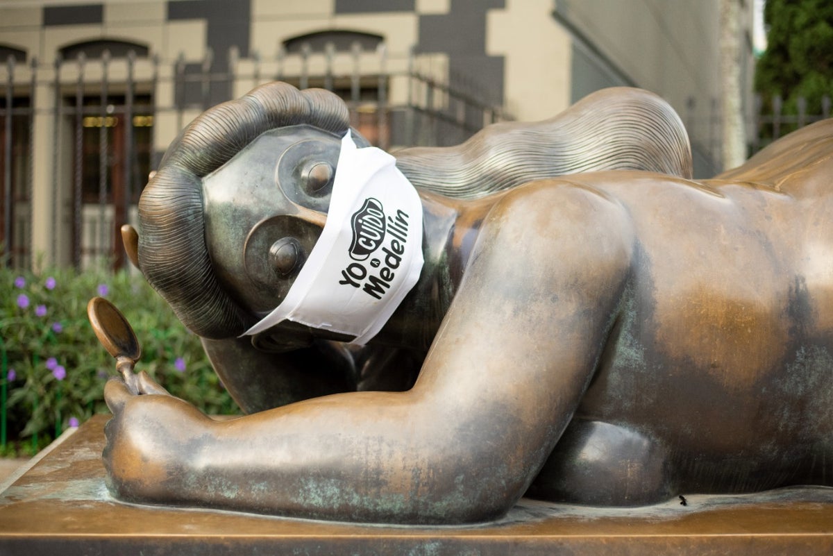Esculturas de Botero con tapabocas.