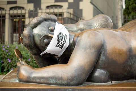 Esculturas de Botero con tapabocas.
