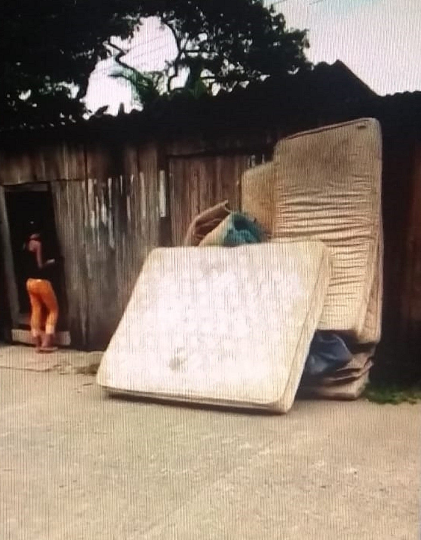 La mujer debía cinco días de arriendo.