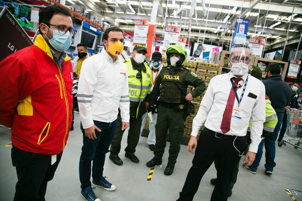 Secretario de Gobierno de Bogotá, Luis Ernesto Gómez (centro), durante operativo de cierre de Alkosto