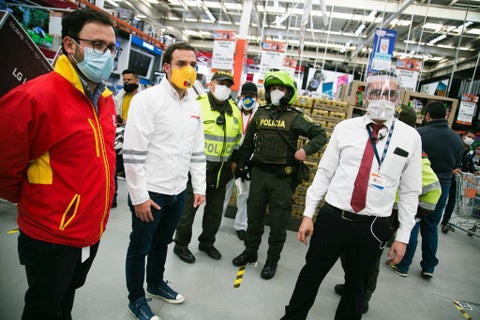 Secretario de Gobierno de Bogotá, Luis Ernesto Gómez (centro), durante operativo de cierre de Alkosto