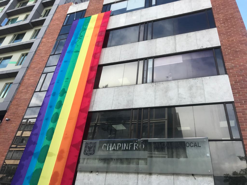 Alcaldía de Chapinero instaló bandera LGBTI para el "día del orgullo"