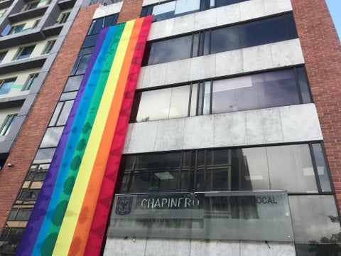 Alcaldía de Chapinero instaló bandera LGBTI para el "día del orgullo"