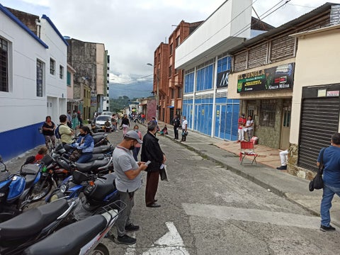 Las filas son largas y las personas tiene que esperar varias horas para reclamar los medicamentos