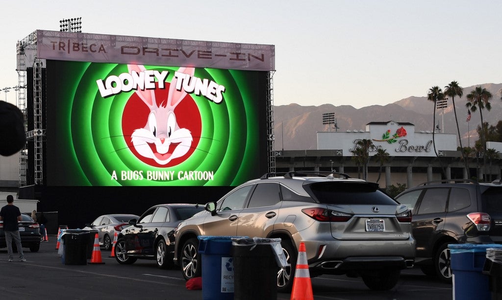 Autocine con animaciones de Bugs Bunny