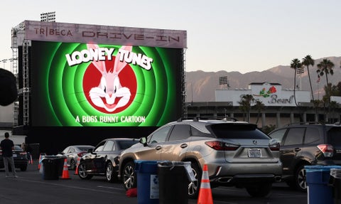 Autocine con animaciones de Bugs Bunny