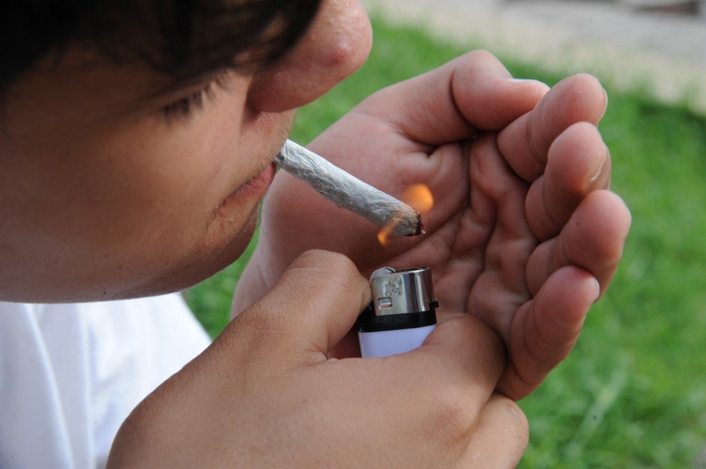 Ciudadano consume marihuana
