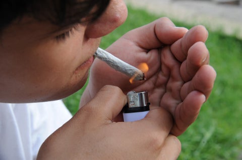 Ciudadano consume marihuana