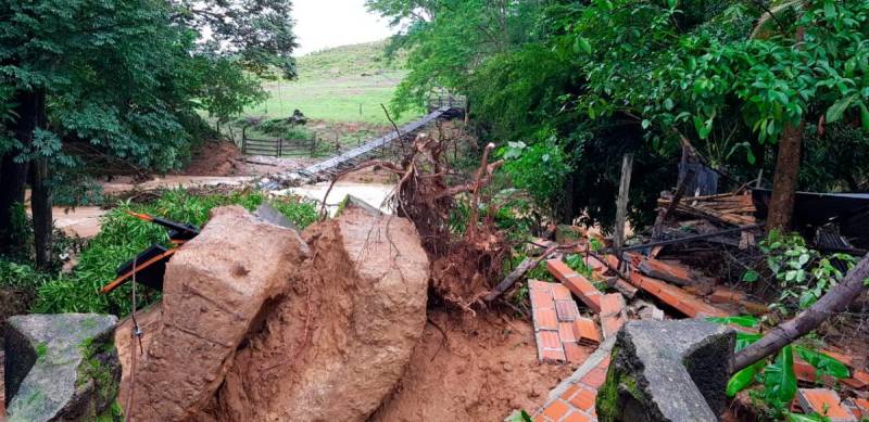 Varios ríos desbordados y un puente colapsado son algunas de las afectaciones