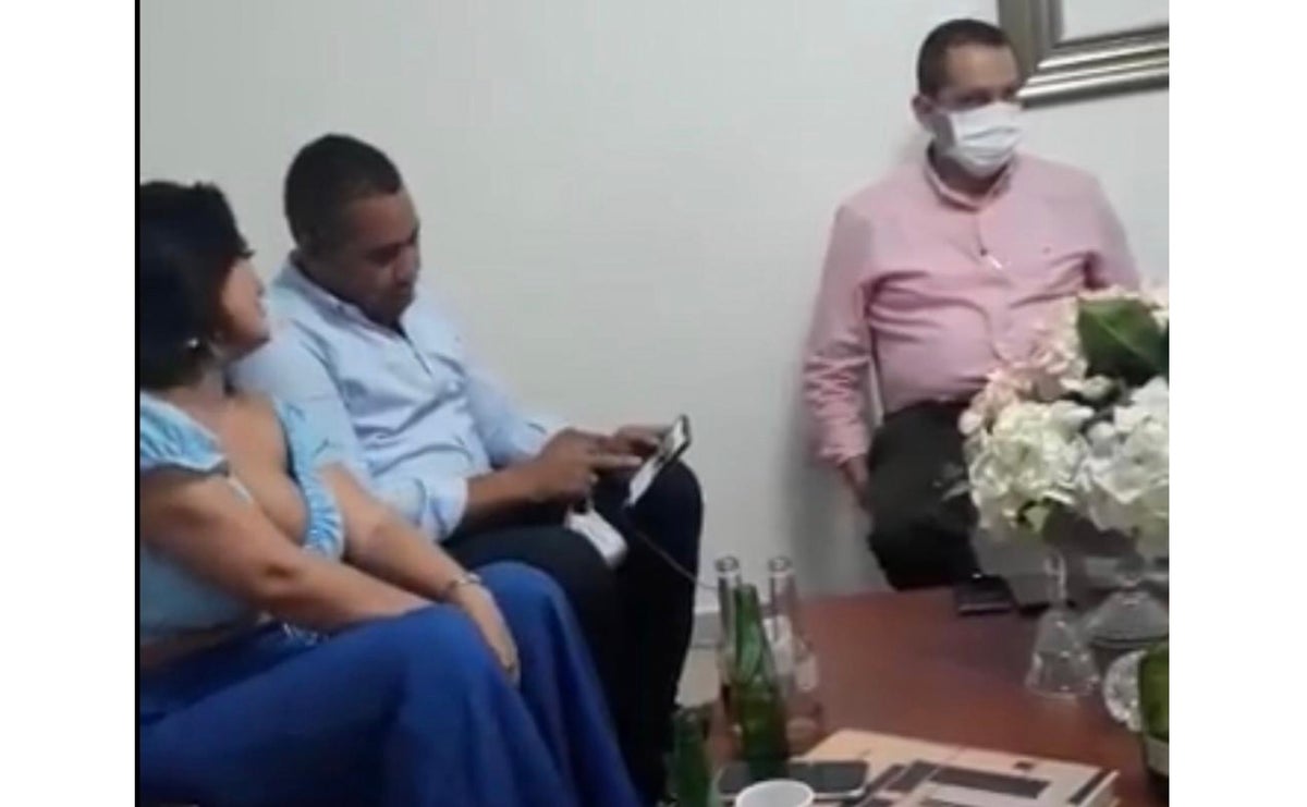 En las imágenes se observa al alcalde de Riohacha participando de una parranda.