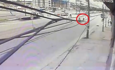 Motociclista murió al atropellar a señora