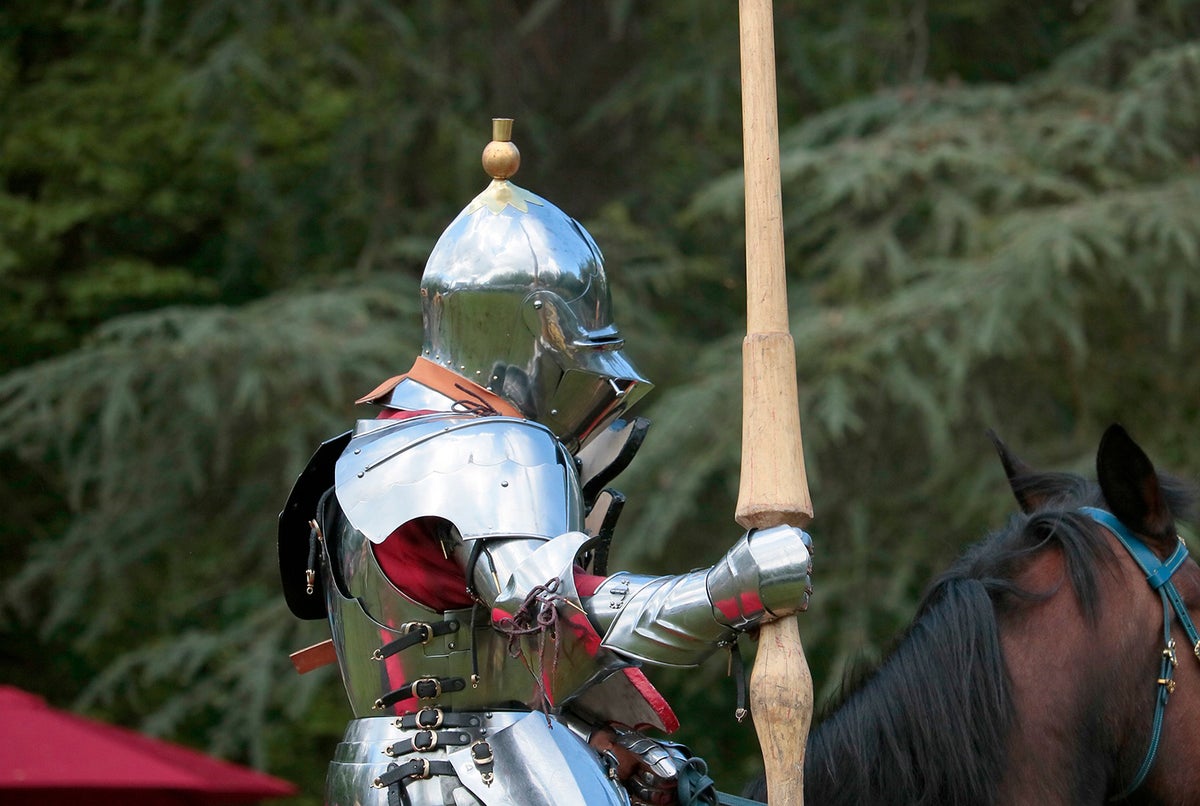 Caballero medieval en su caballo
