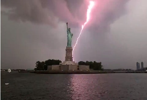 Cae rayo a la Estatua de la Libertad