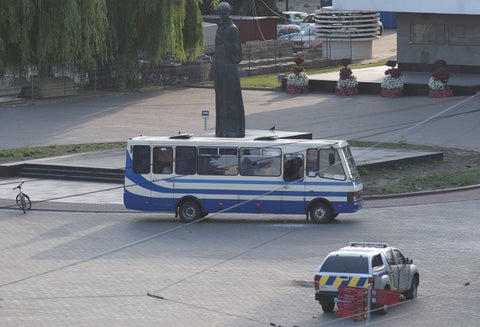 Después de 12 horas de secuestro de autobús en Ucrania liberan a los rehenes