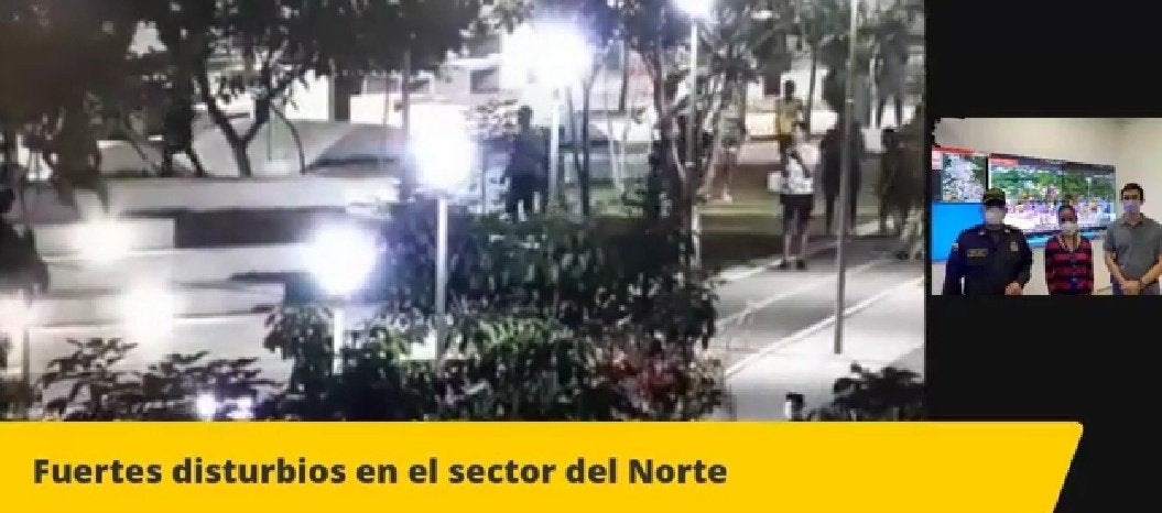 Graves disturbios dejan policías heridos