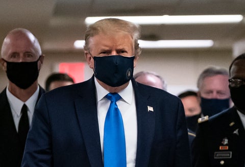 Donald Trump usa tapabocas