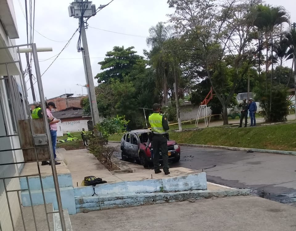 El vehículo quedó incinerado y por el Gobernador y su esquema de seguridad no tuvieron afectaciones.