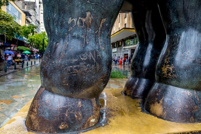 Las esculturas han sido rayadas con objetos cortopunzantes.