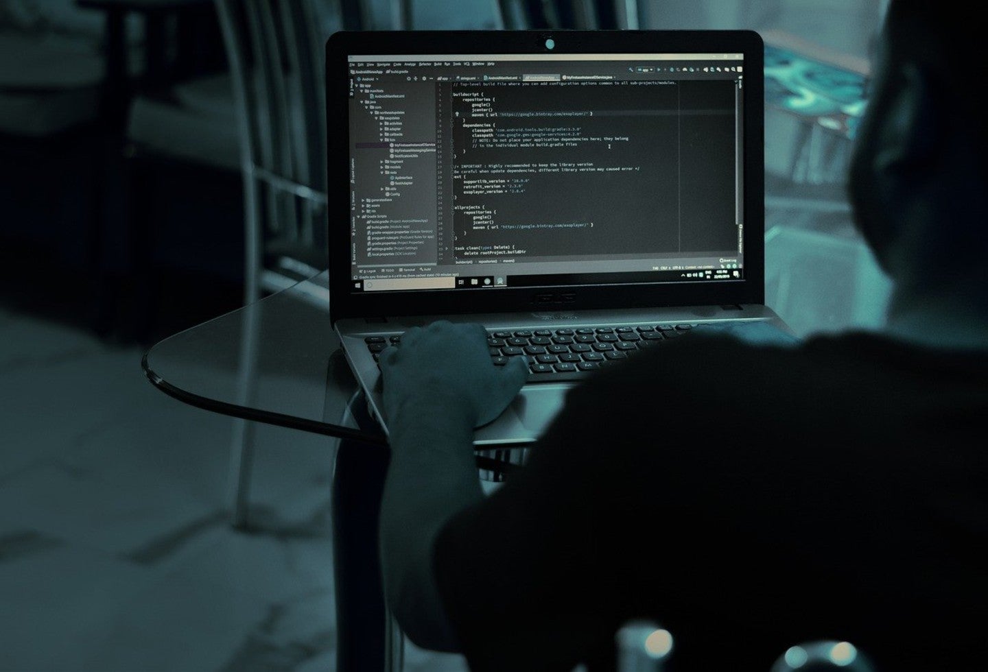 Hacker atacando sistemas informáticos