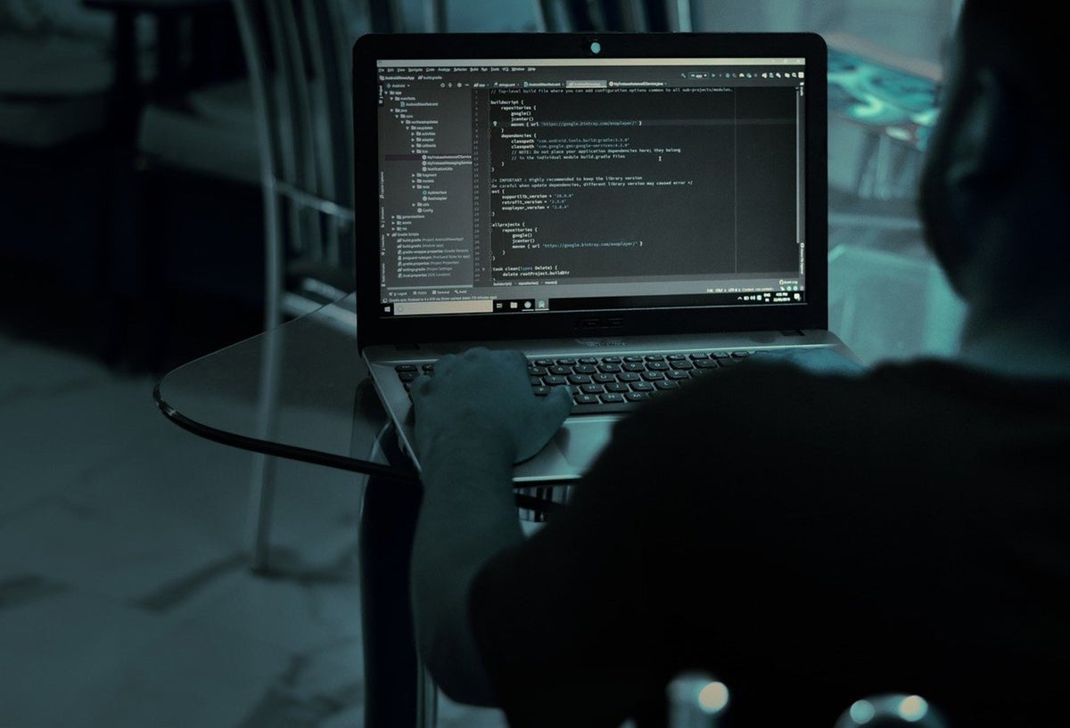 Hacker atacando sistemas informáticos