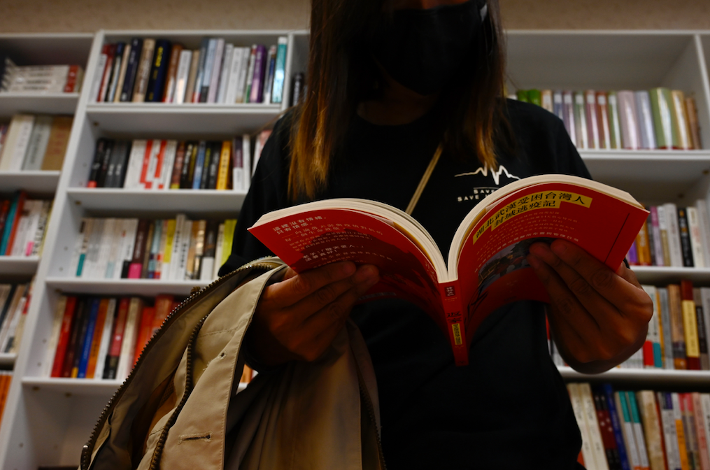Retiran libros prodemocracia de escuelas y bibliotecas de Hong Kong