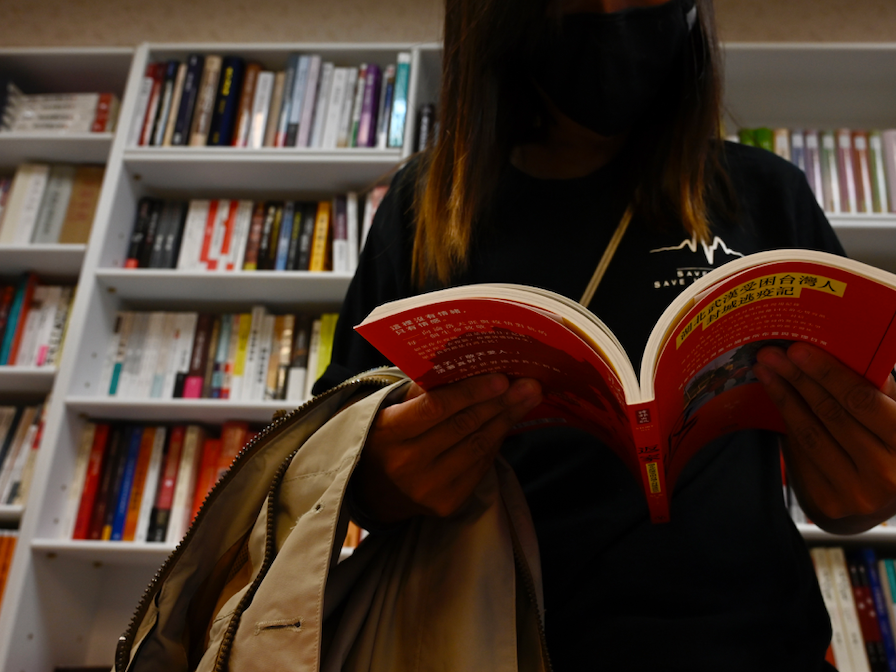 Hong Kong pide retirar libros escolares que violen ley de seguridad china