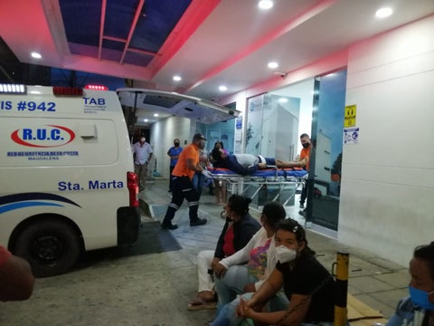 Las familias esperan reportes positivos de sus parientes a las afuera de los centros asistenciales