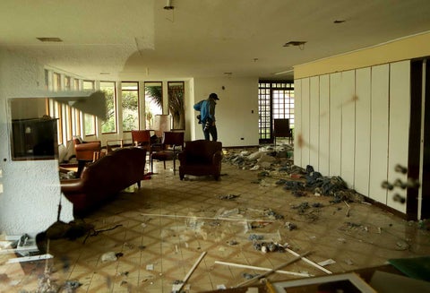 Consulado de Venezuela abandonado en Bogotá / vandalismo en consulado de Venezuela