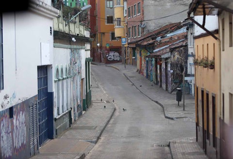 La soledad del céntrico sector de Bogotá, en medio de la cuarentena estricta por la pandemia.