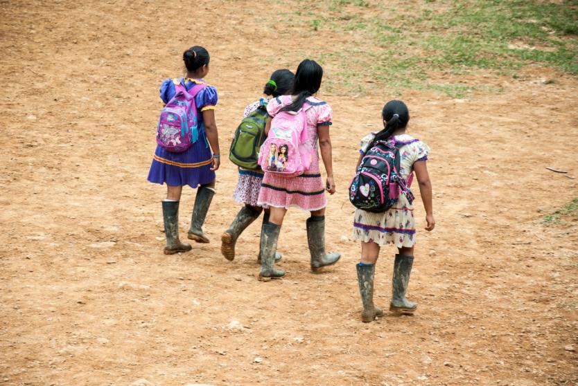 Niña indígenas