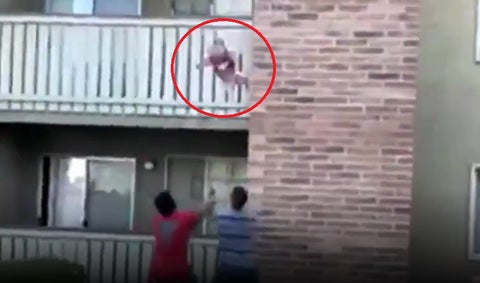 Rescate de niño de edificio en llamas